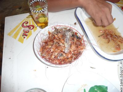 Crevettes, poissons et bieres : repas de roi