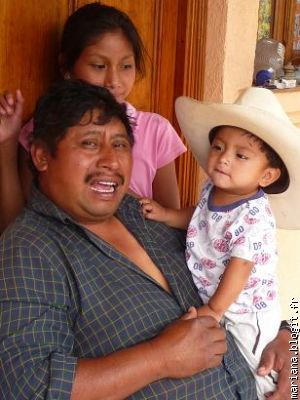 Domingo, le chef de famille et deux de ses petits enfants